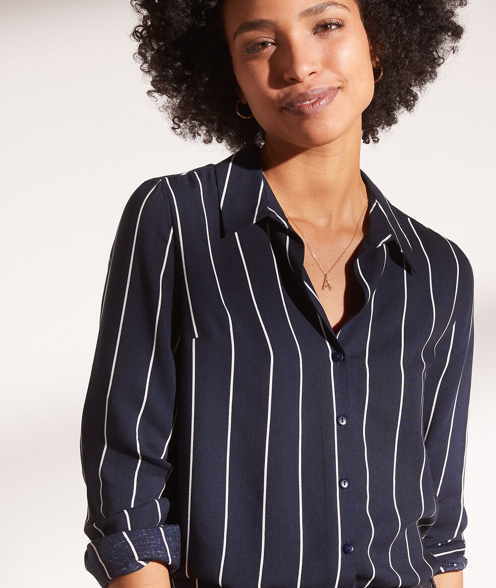 Camisa estampada de rayas azul marino.