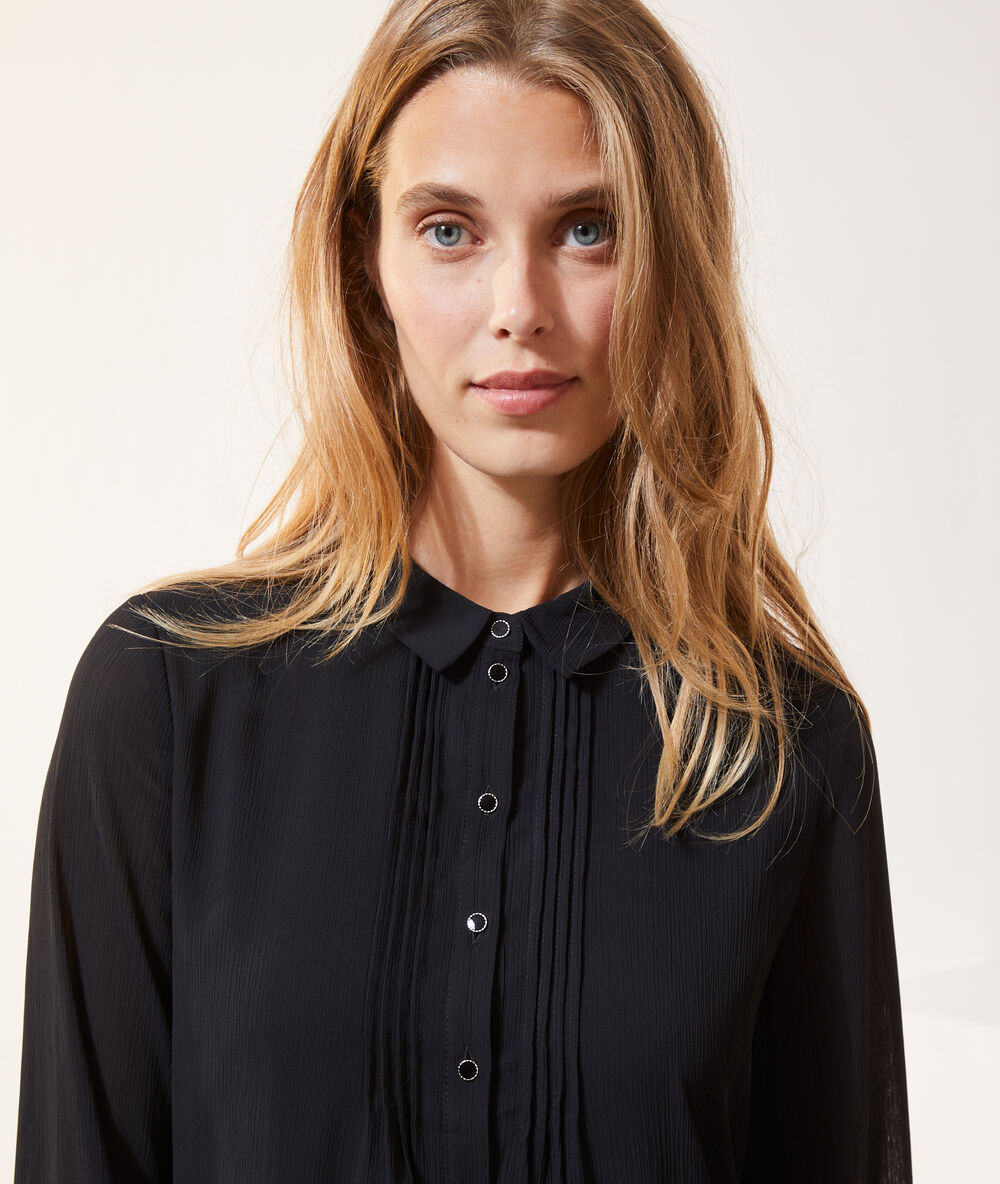 Robe boutonnée, détails plissés noir.