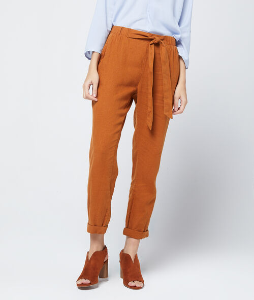 Pantalón alto con cinturón Pantalón alto con cinturón