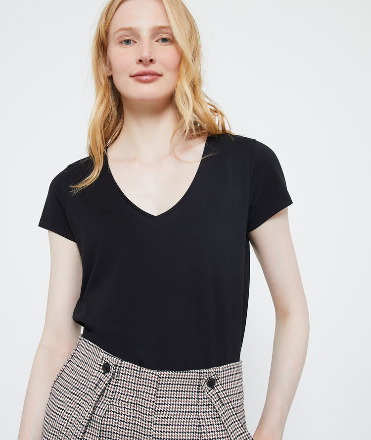 Camiseta cuello en v de algodón negro.