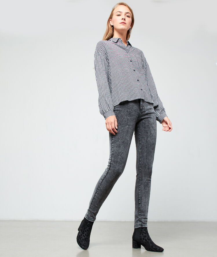 Camisa estampado vichy negro.
