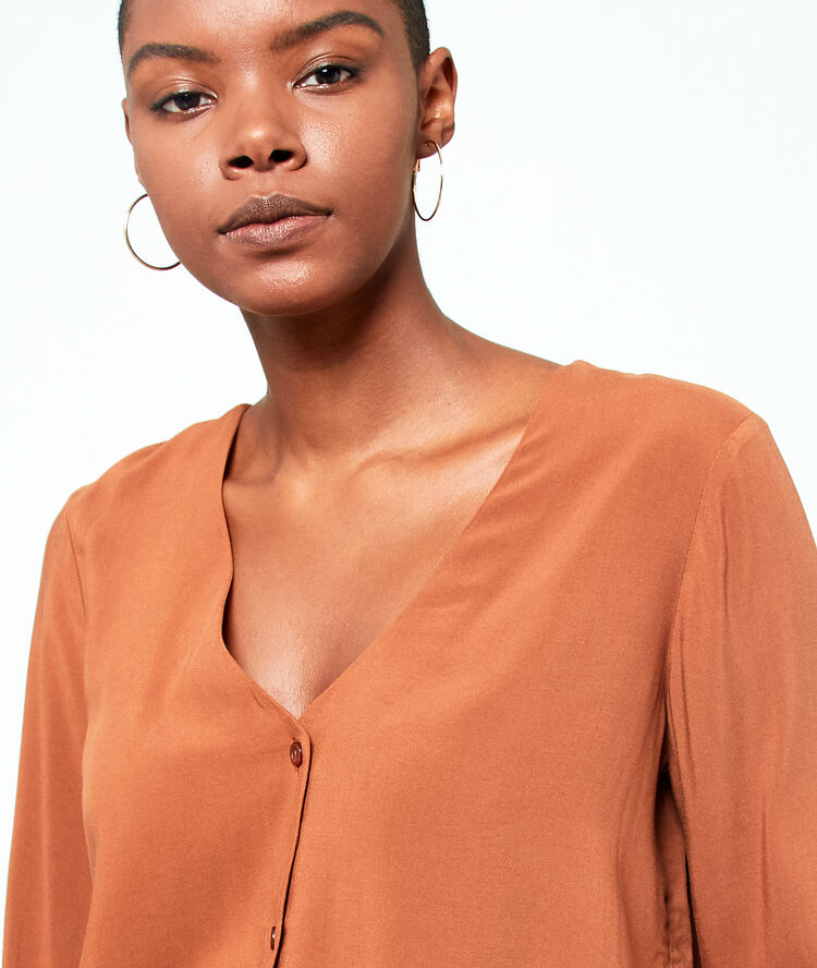 Blusa cuello en v abotonado sabana.