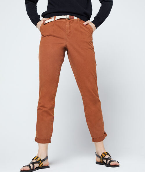 Pantalón chino con cinturón y algodón bio sabana.