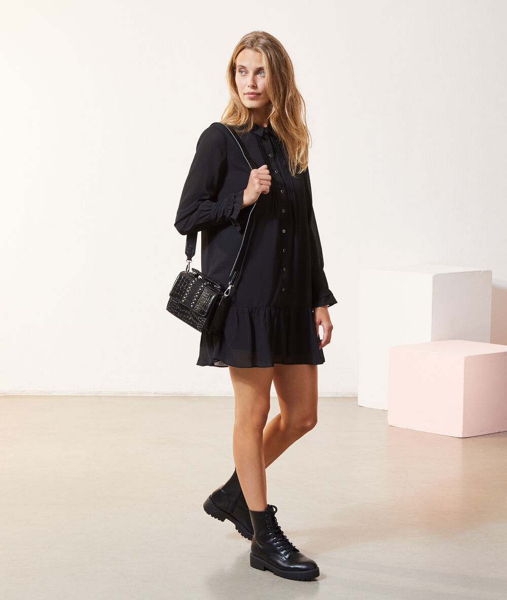 Robe boutonnée, détails plissés noir.