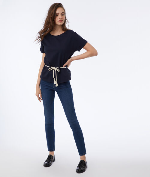 Camiseta ceñida con cinturón tipo cordón Camiseta ceñida con cinturón tipo cordón