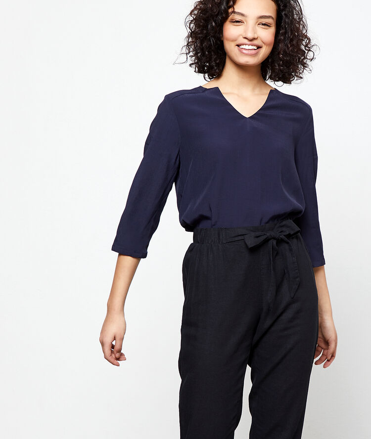Blusa lisa azul marino.