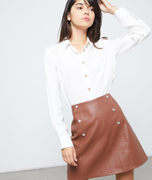 Camisa botones ambarinos de tencel crudo.