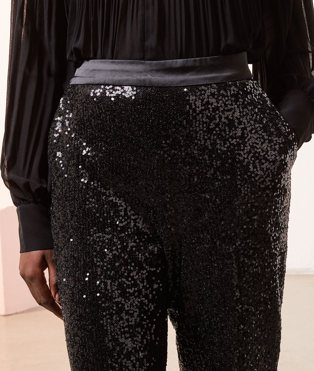 Pantalón acampanado lentejuelas negro.