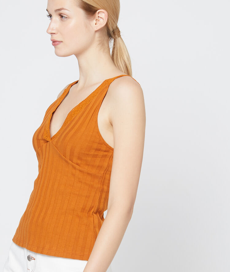 Top escotado rayado de guipur ocre.