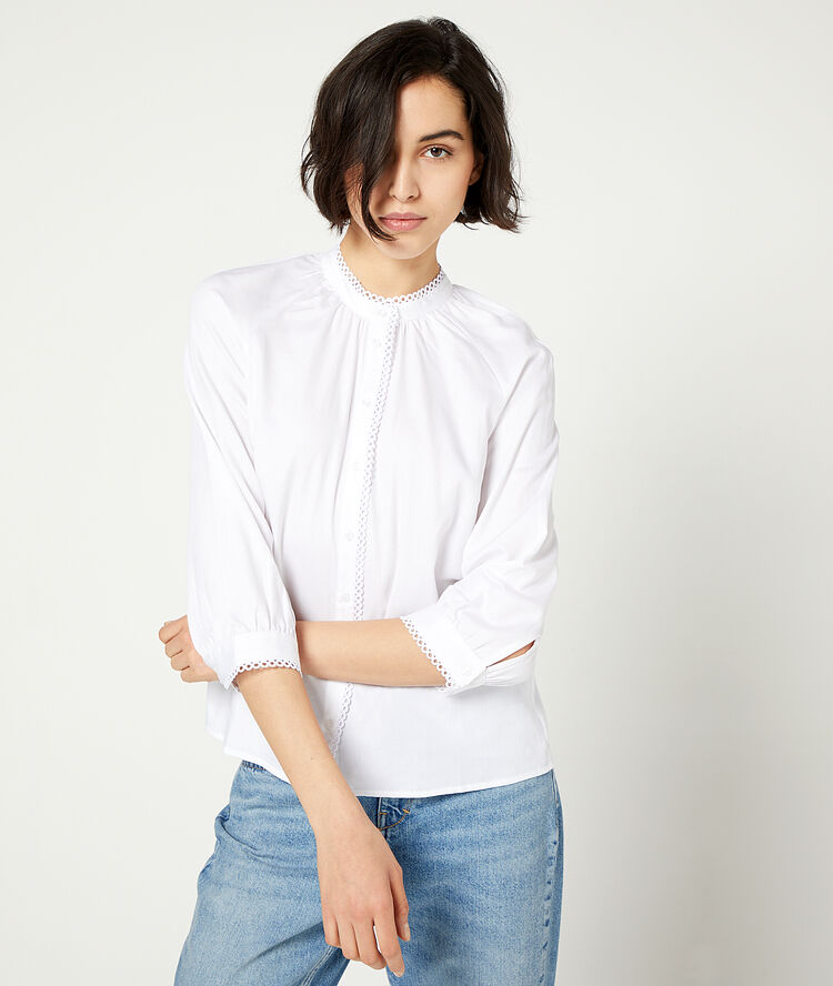 Blusa detalles de guipur blanco.