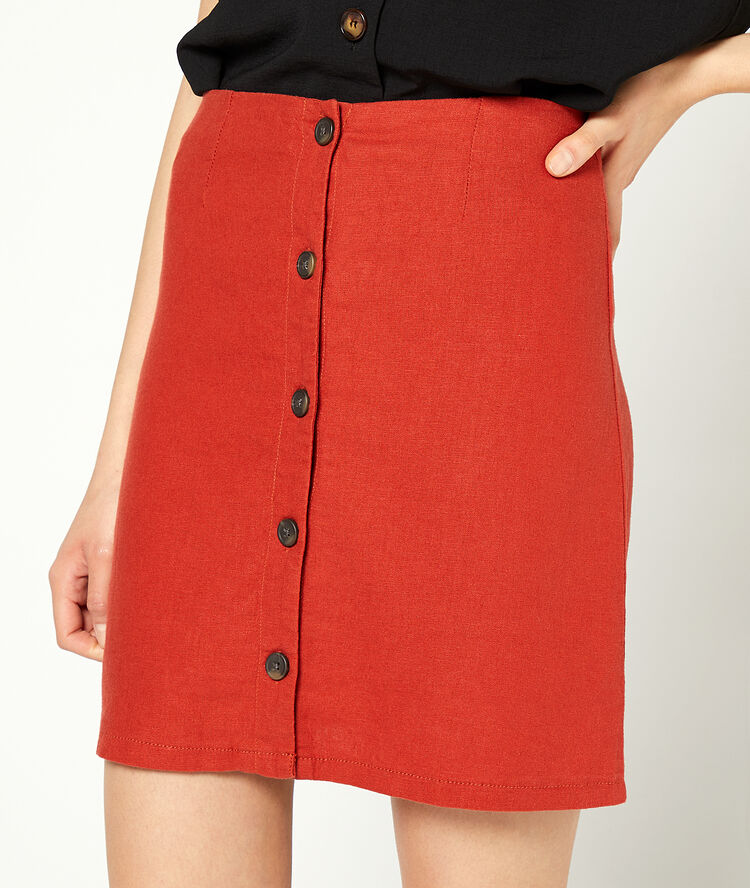 Falda recta con botones rojo teja.
