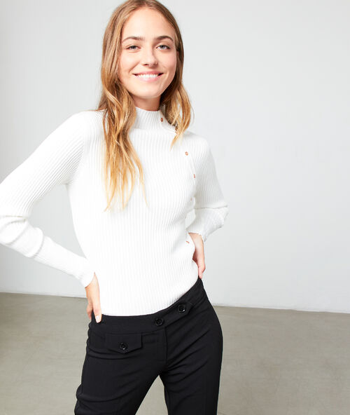 Su&eacute;ter acanalado cuello alto crudo.