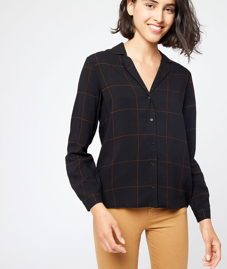 Camisa a cuadros negro.