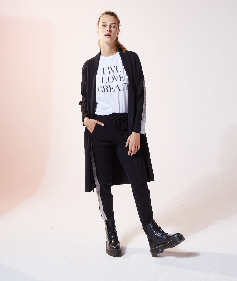 Chaqueta larga con detalles negro.