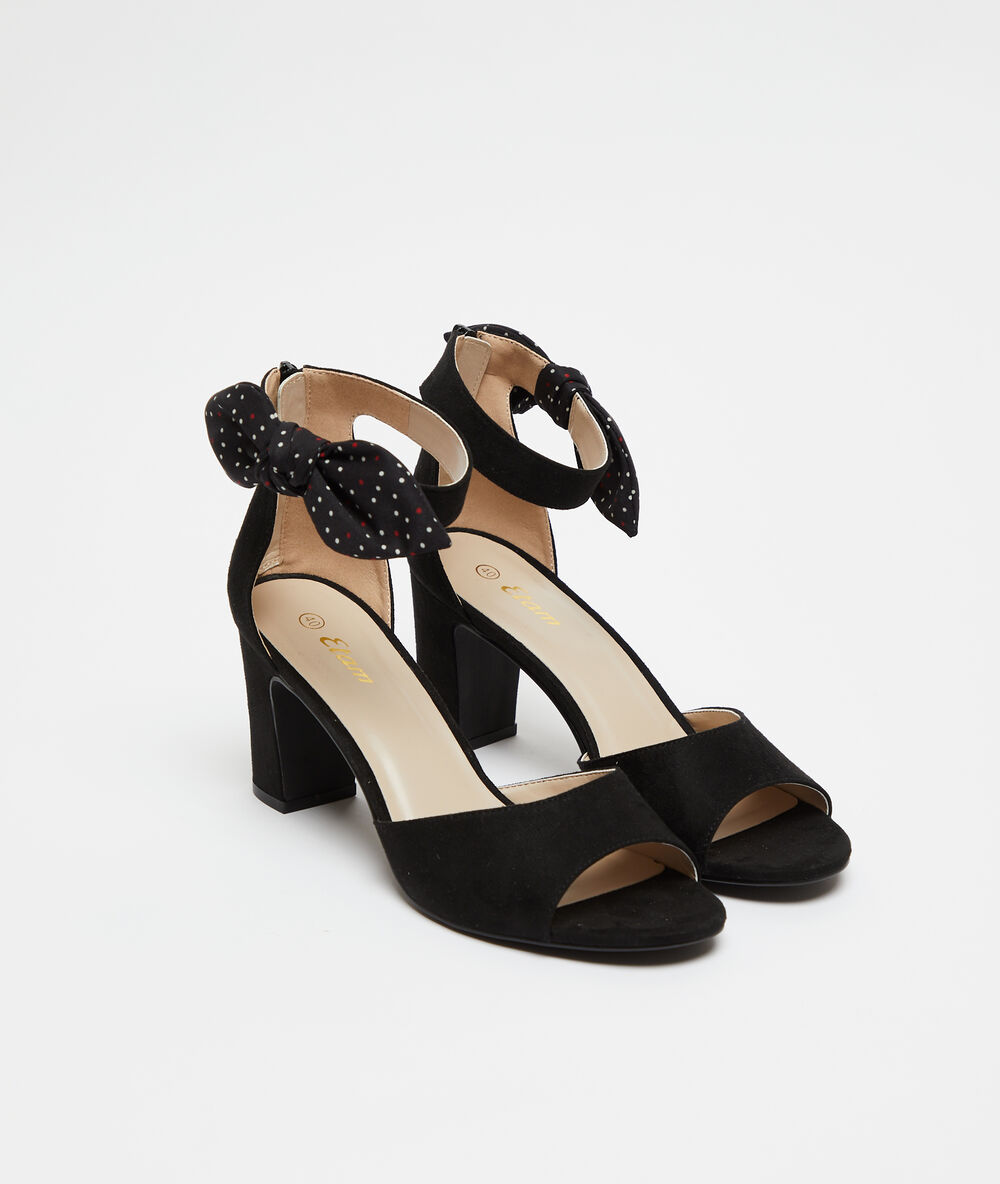 Sandalias anudadas de talón negro.