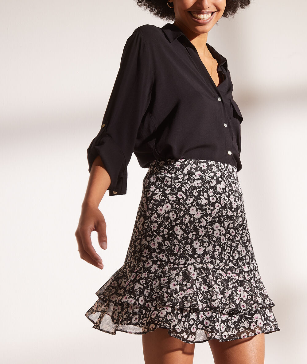 Falda con volantes, estampado floral negro.