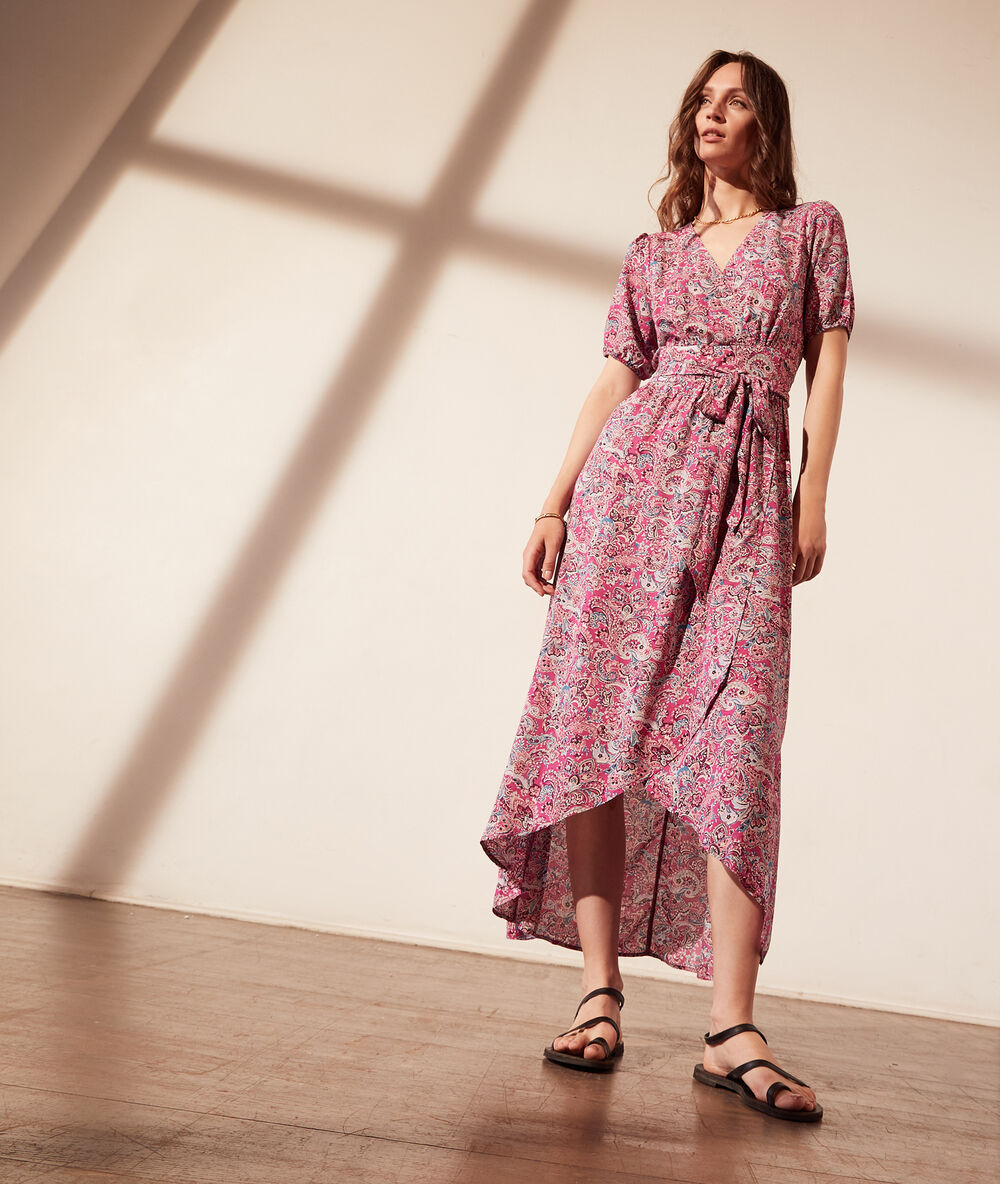 Vestido largo con cinturón y estampado floral fucsia.