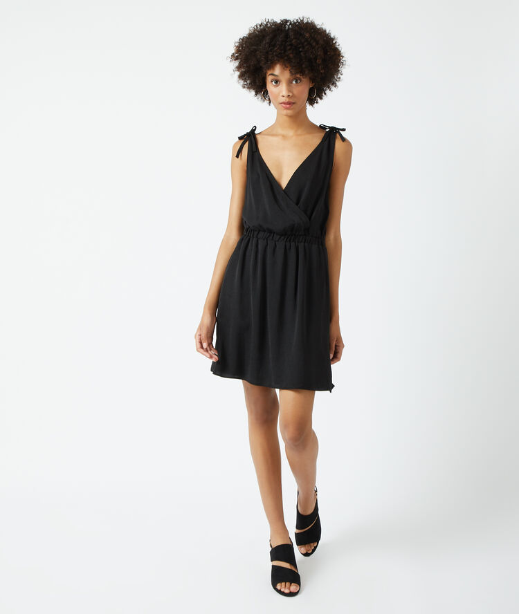 Vestido escote cruzado y tirantes con lazada negro.