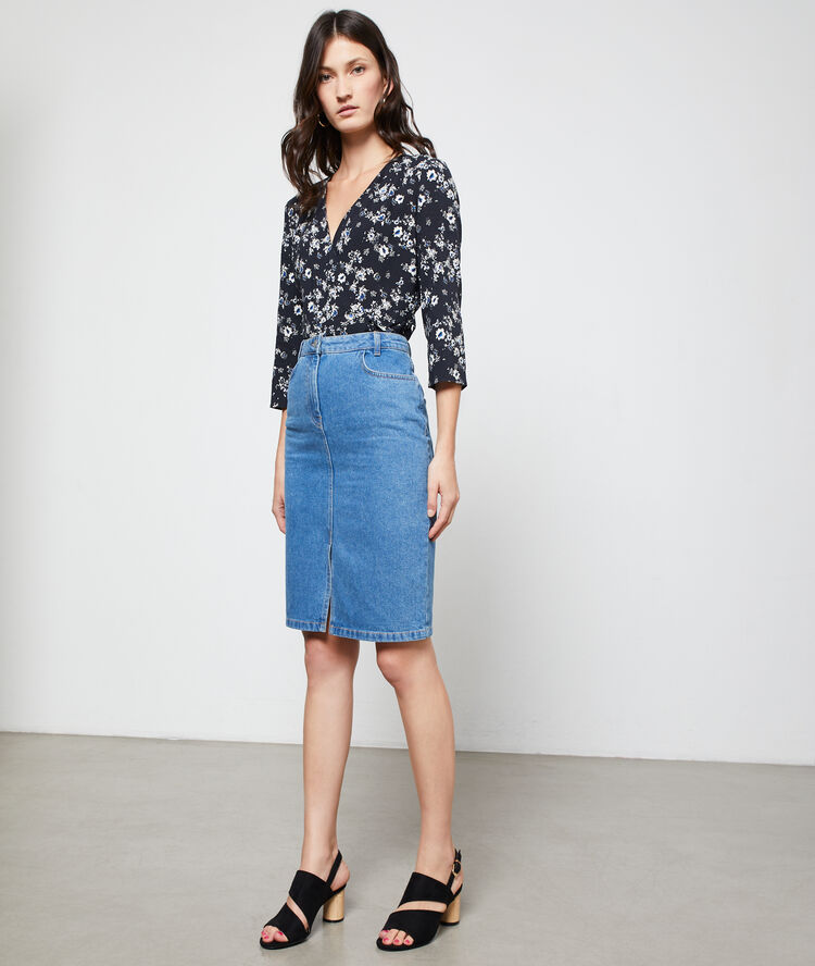Blusa cruzada anudada azul marino.