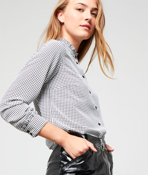 Camisa cuello cisne de cuadros negro.