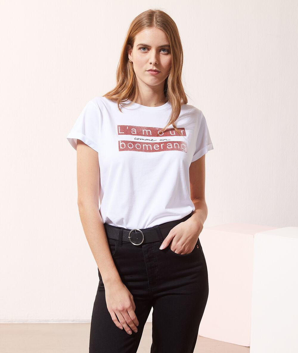 Camiseta con mensaje blanco.