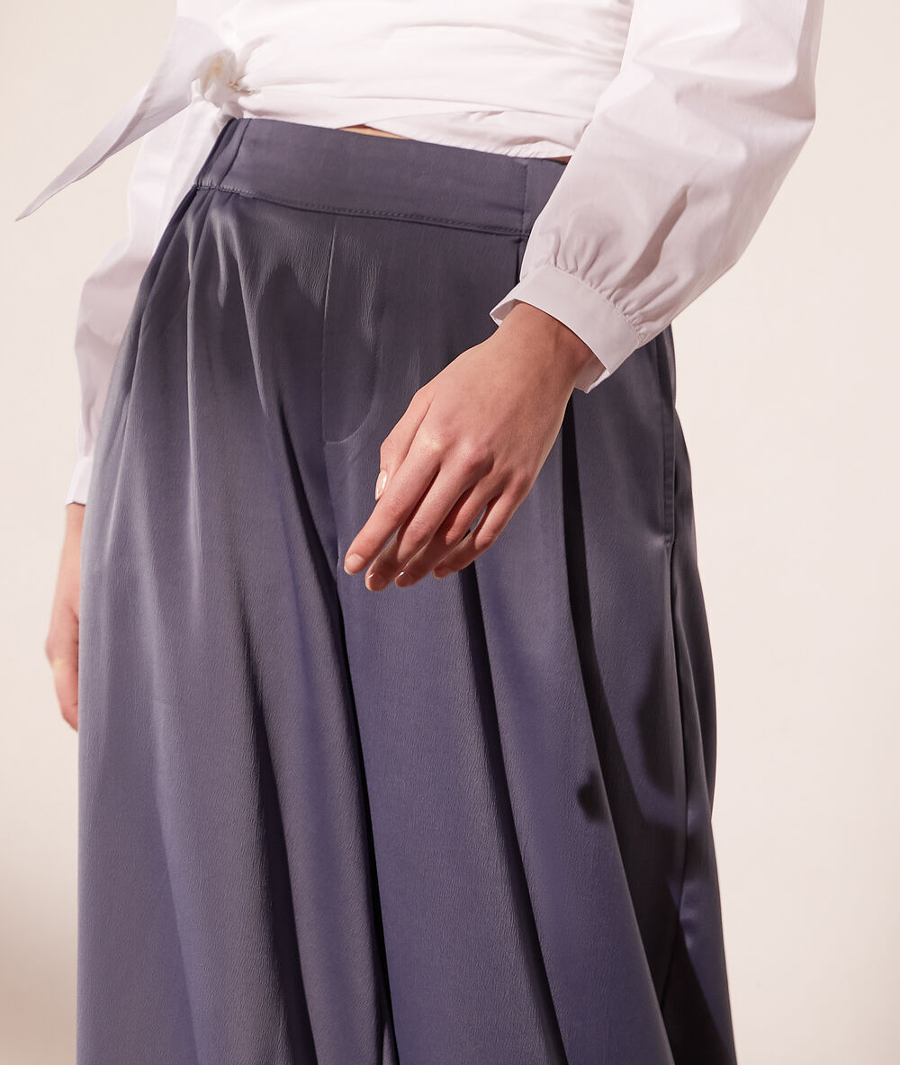 Pantalón ancho satinado carbón.
