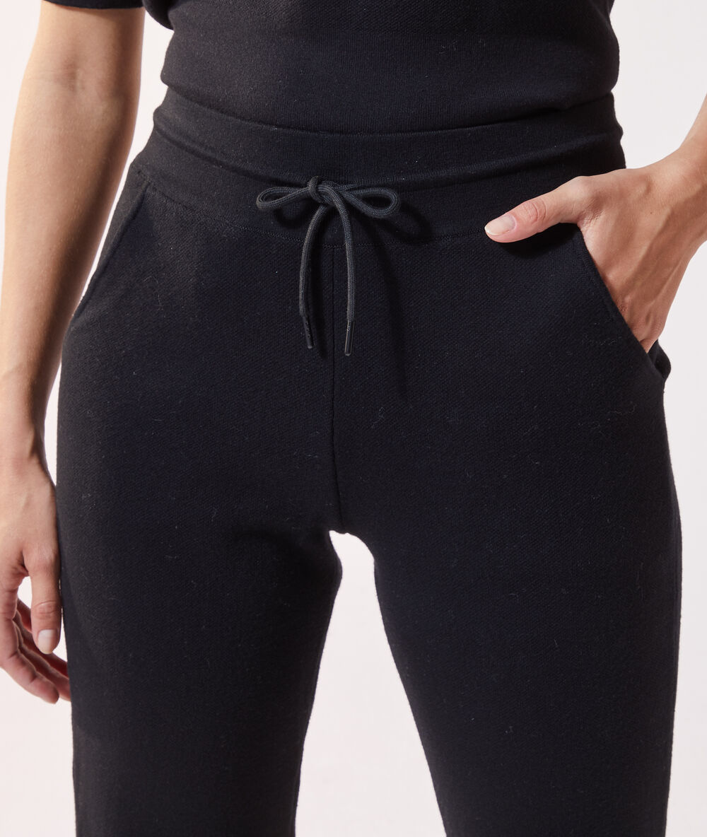 Pantalón jogging negro.
