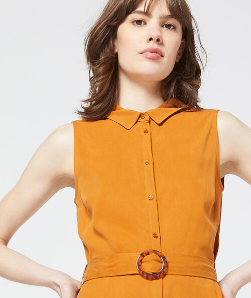 Vestido camisero acampanado ocre.