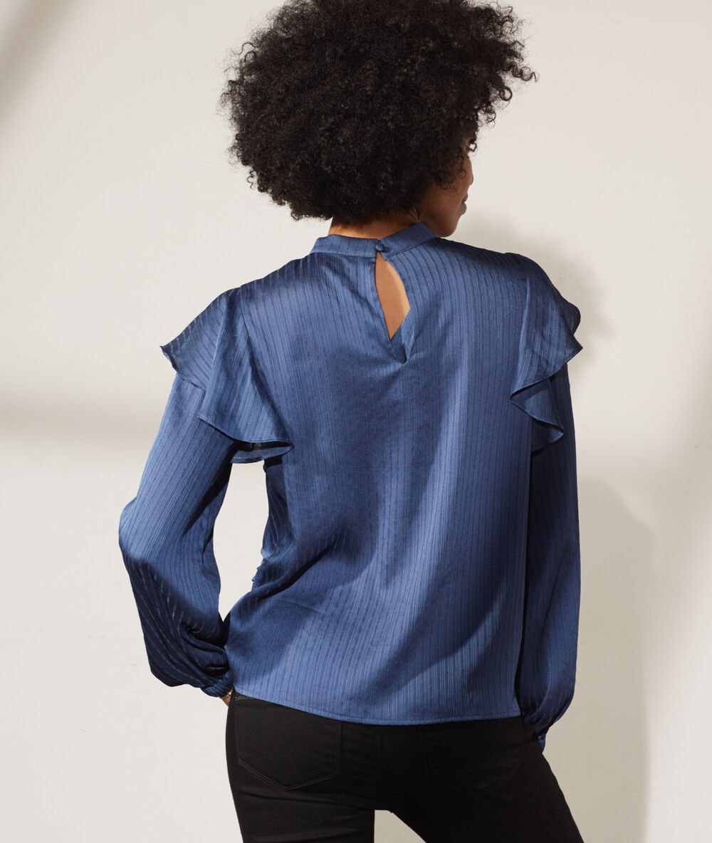Blusa con volantes naranja.
