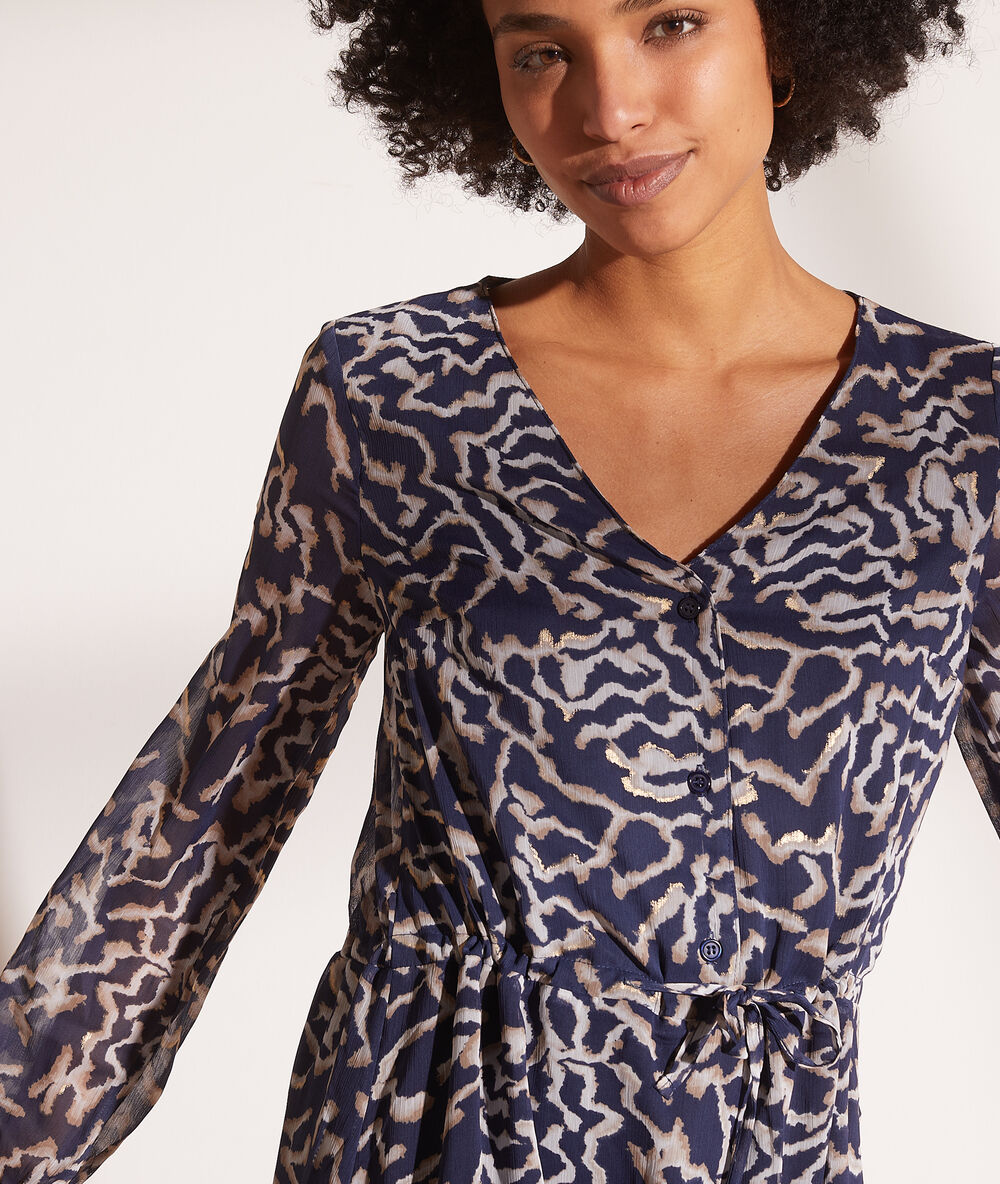Vestido vaporoso estampado azul marino.