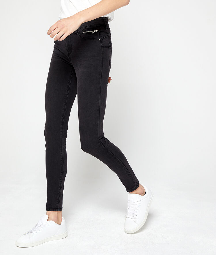 Pantalón vaquero pitillo negro.