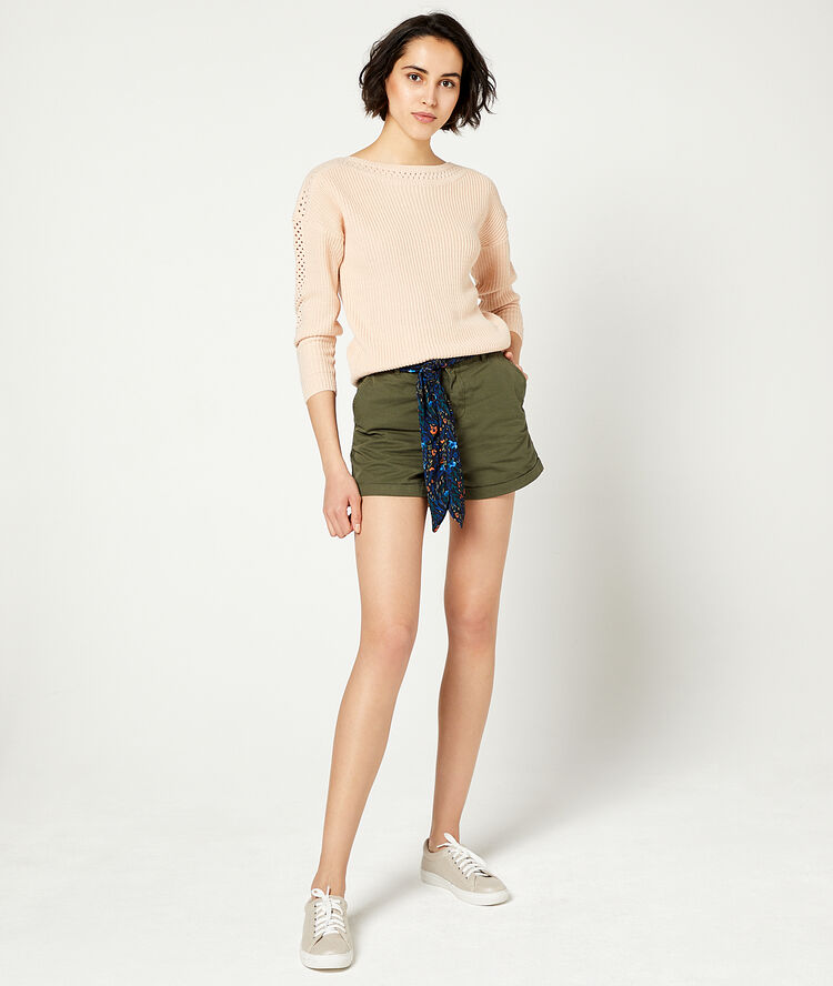 Pantalón recto con cinturón pañuelo caqui.