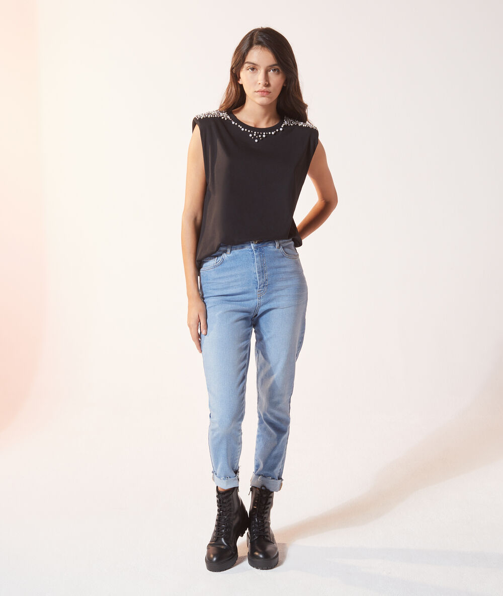 Camiseta con perlas negro.