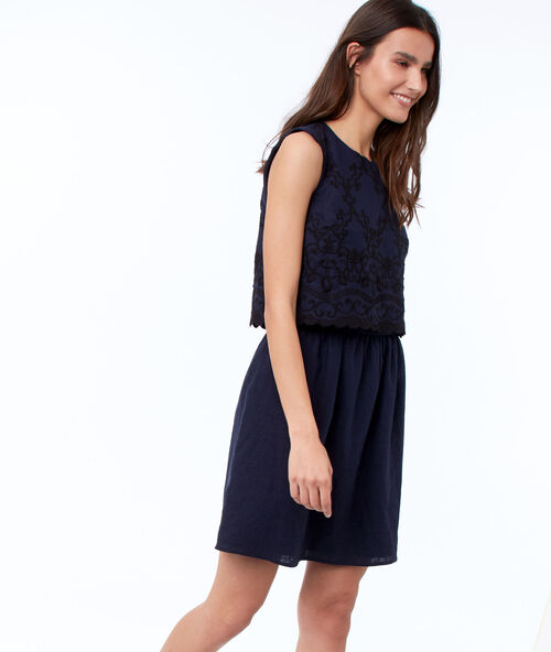 Vestido con bordados azul marino.