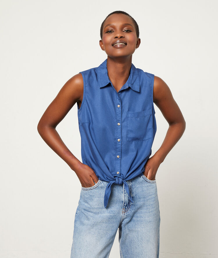 Camisa sin mangas con lazada azul.