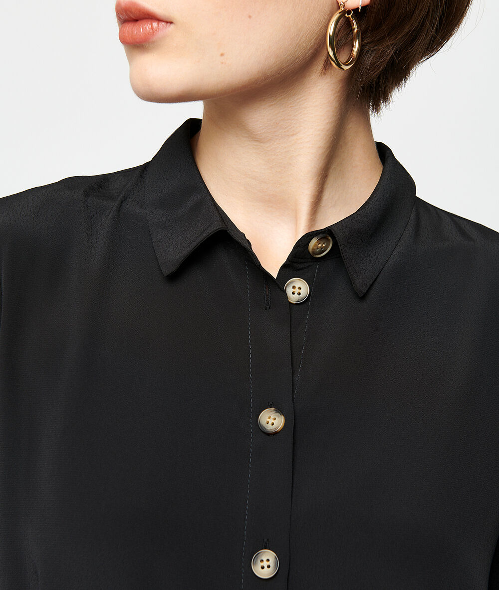 Vestido camisero anudado negro.