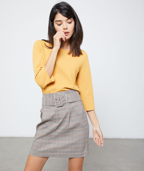 Sudadera cuello redondo ocre.