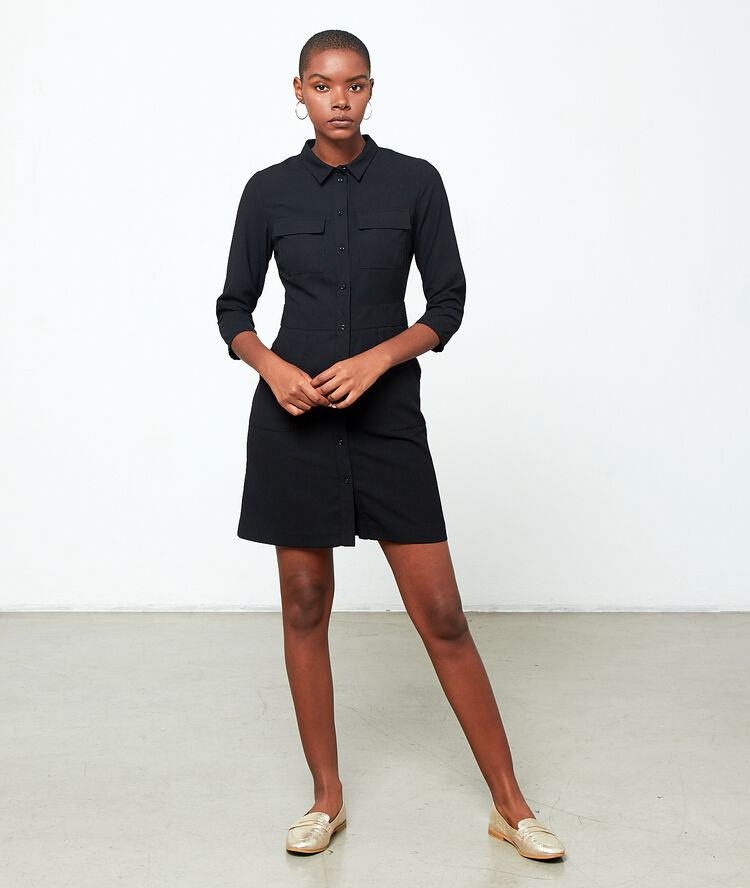Vestido camisero negro.