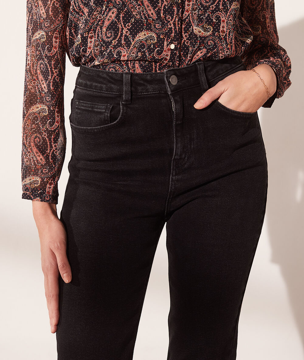 Pantalón vaquero estrecho negro.
