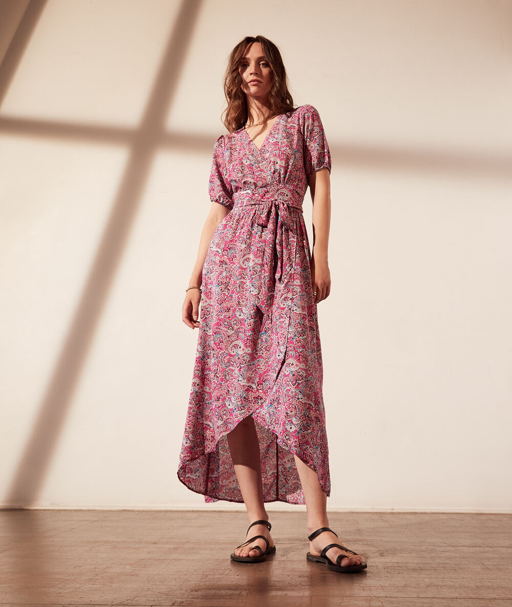 Vestido largo con cinturón y estampado floral fucsia.