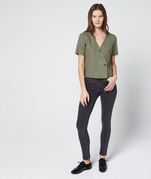 Blouse corta abotonada asimétrica caqui.