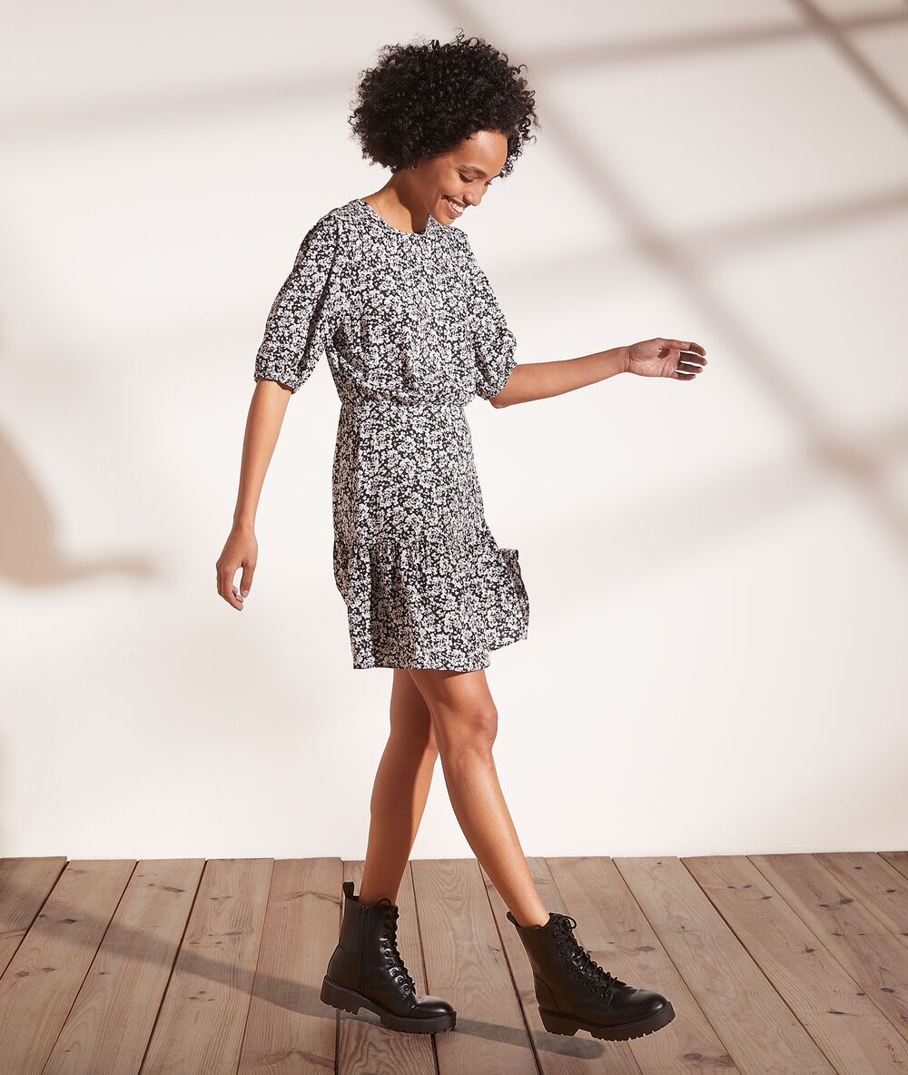 Vestido estampado floral negro.