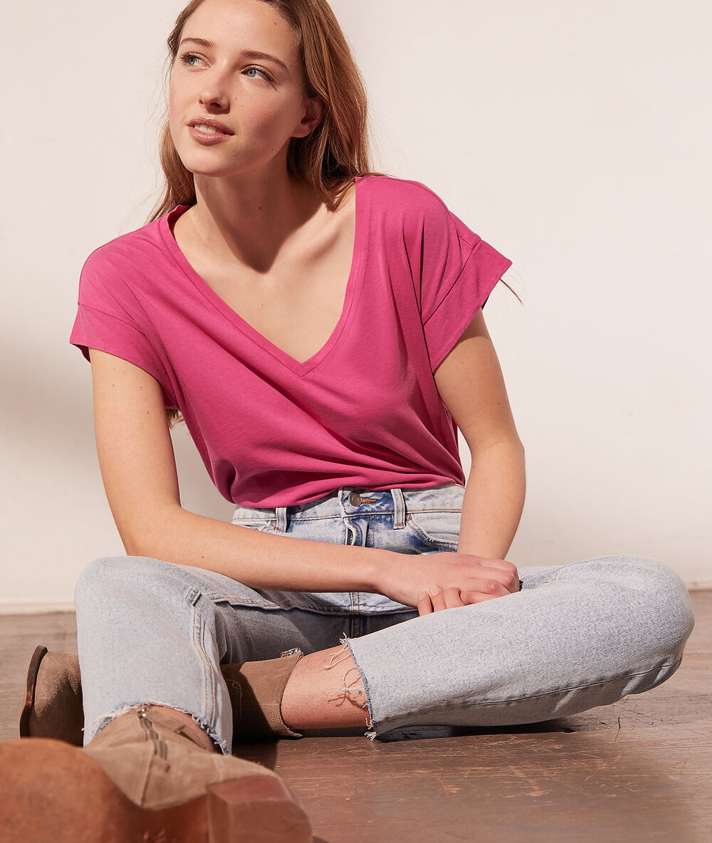 Camiseta escote en v rosa.