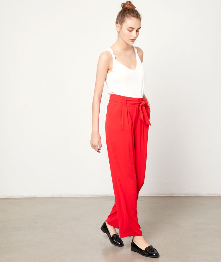 Pantalón ancho con cinturón lazada rojo.