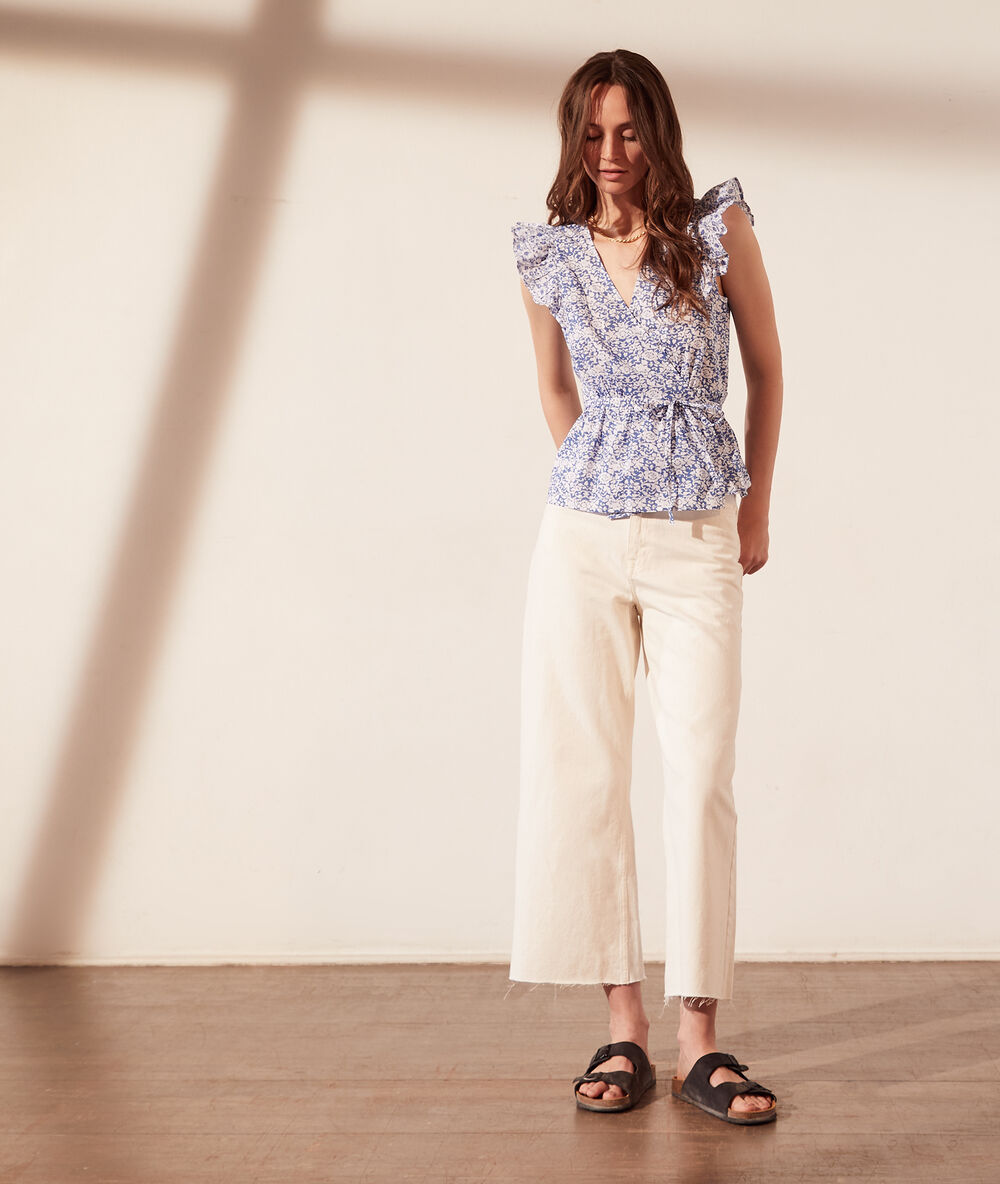 Top con volantes, estampado floral cielo.