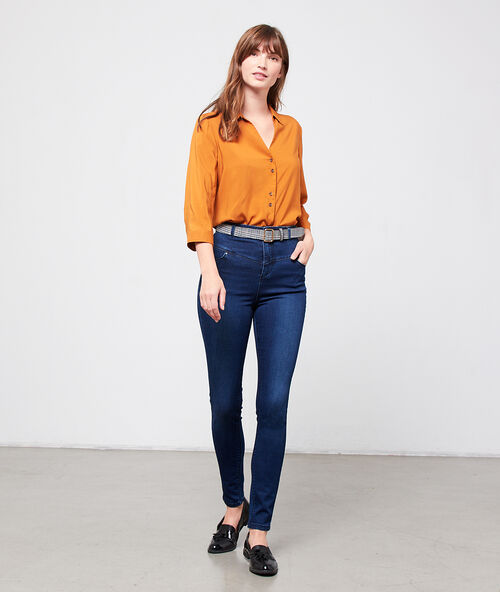 Camisa con botones efecto ámbar mostaza.