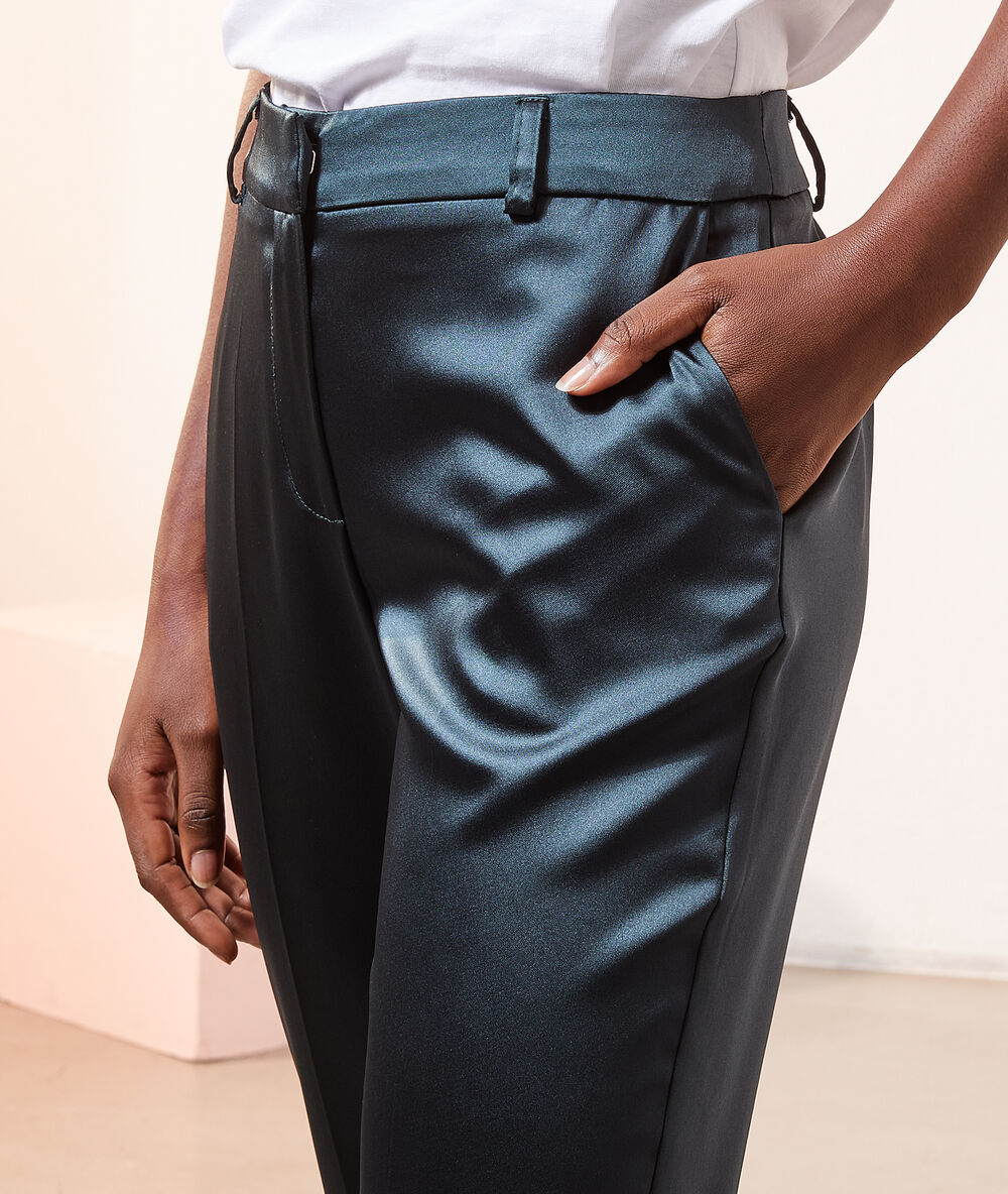 Pantalón satinado verde.