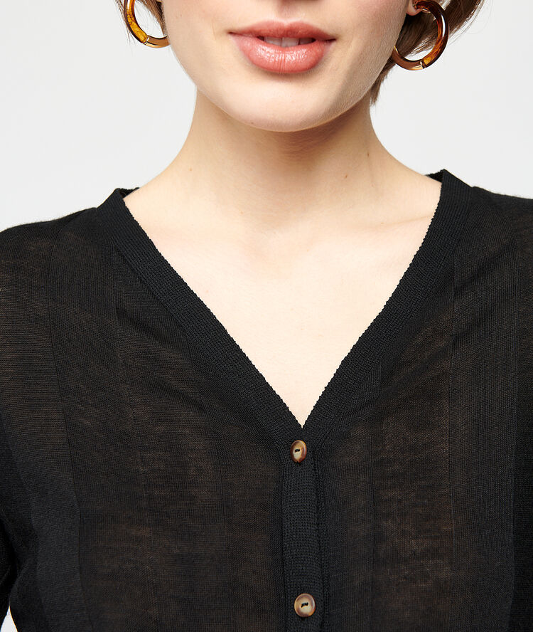 Jersey abotonado negro.
