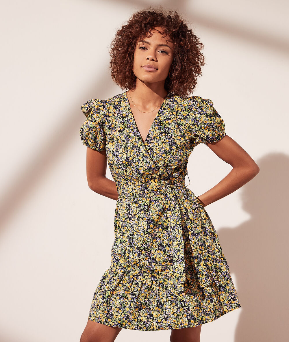 Vestido estampado floral negro.