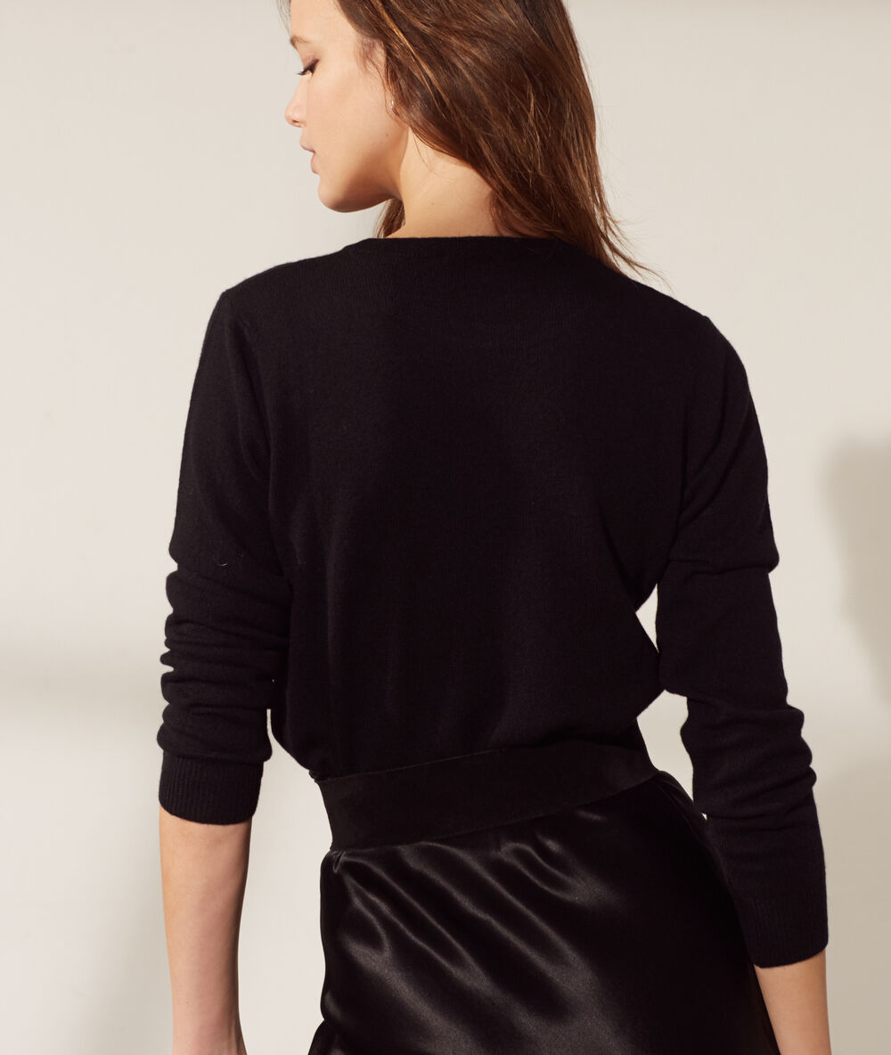 Jersey cachemira, cuello redondo negro.